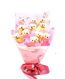 13 adet pelu� oyuncak ay�c�ktan g�rselmi g�rsel bir buket tanzimi 